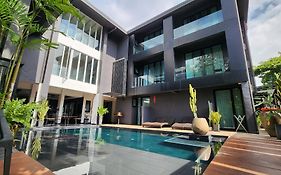 โรงแรมไอวัวลาย